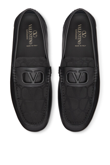 حذاء درايفر سهل الإرتداء بحلية شعار V